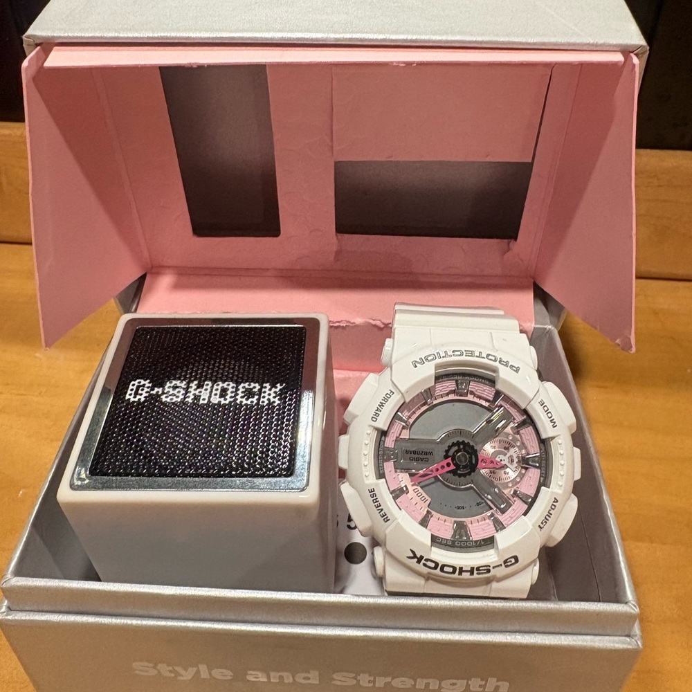 NWT EXTREMELY RARE G-Shock limited edition watch White/Pink w/matching speaker